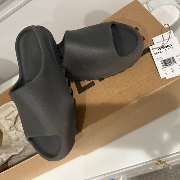 Yeezy Slides - Picture 2 of 6